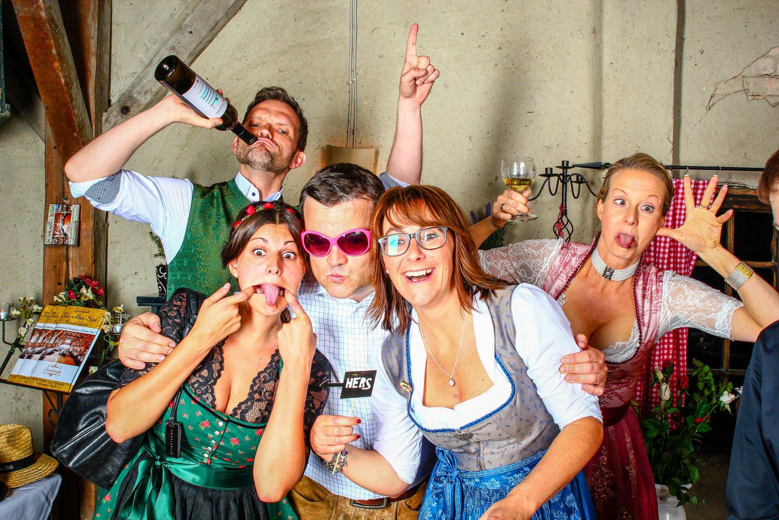 Gäste in Tracht schneiden Grimassen