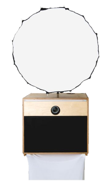Die Profi Fotobox: Holzgehäuse mit Kamera und großer runder Softbox
