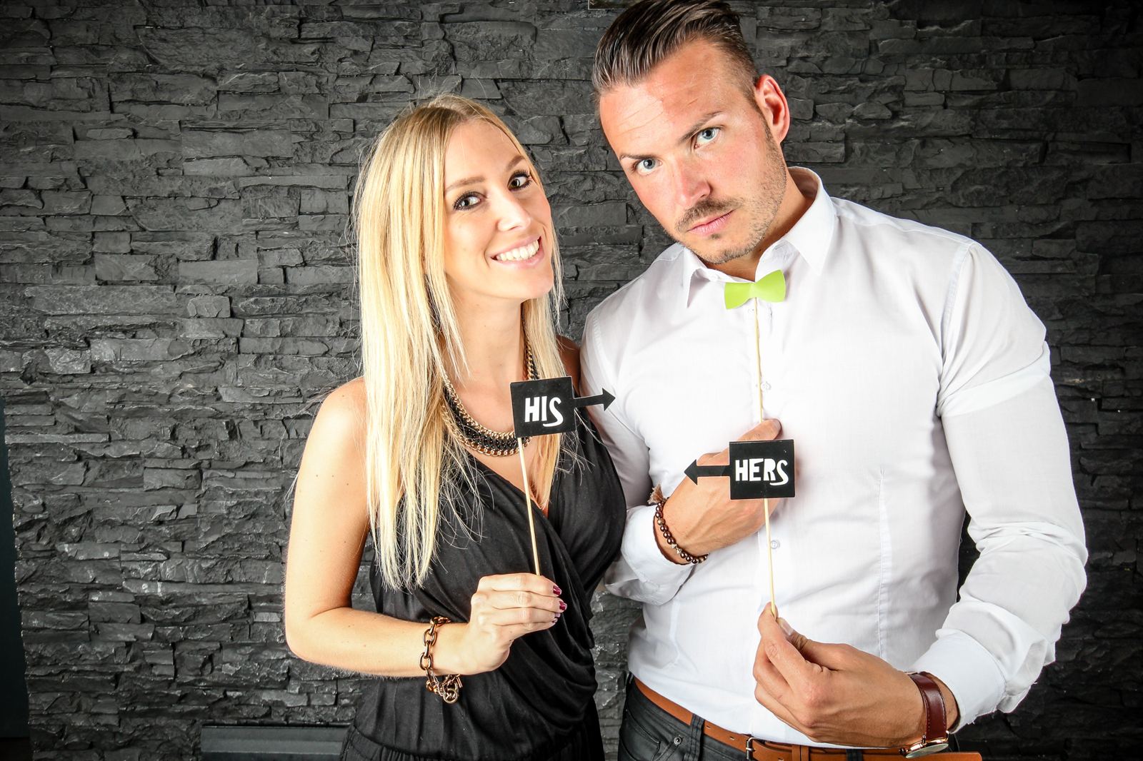 Paar mit His- und Hers-Schildern